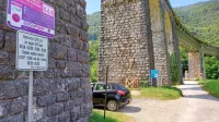 Pod mostom ostaja teren enak, plačati je pa kljub temu treba. 
