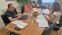 Direktorica občinske uprave Marina Rebec (desno), vodja programa zdravstvene nege na SGLZŠ Dragan Babuder in vodja OE 
Ljudska univerza Tina Bazjako  na enem izmed usklajevalnih 
sestankov za pripravo akreditacijske dokumentacije