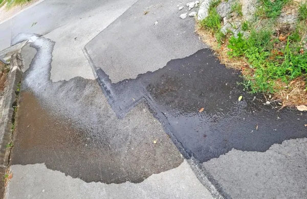 Bralec, ki živi v bližini lokacije puščanja vode, pravi, da je Rižanski 
vodovod že večkrat pisno opozoril na problematiko in poslal tudi 
fotografije.