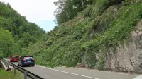 V minulih osmih mesecih so z brežin nad državno cesto v soteski 
Zala odstranili ogromno drevja in vse labilno skalovje.