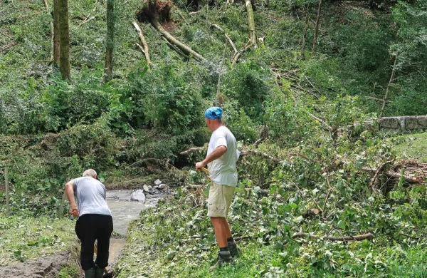 Ljudje so sami poprijeli za čiščenje hudournikov, čeprav bi to delo 
morala opraviti občina.