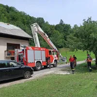 Po dveh neurjih so ljudje na Cerkljanskem utrujeni, a neizmerno 
hvaležni gasilcem, ki jim pomagajo pri odstranjevanju posledic.