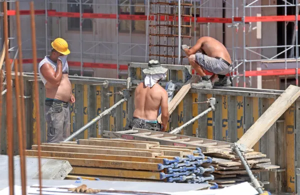 Med tistimi, ki pred vročino nimajo kam zbežati, so tudi gradbinci. 