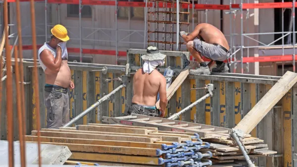 Med tistimi, ki pred vročino nimajo kam zbežati, so tudi gradbinci. 