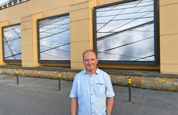 Jeraša je na pročelju koprskega Bastiona izrisal slane geometrijske like.