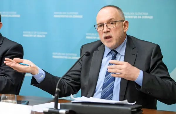Primorec Marjan Pintar je zasedel položaj  državnega sekretarja v 
ministrstvu za zdravje. Zanika, da je med možnimi kandidati za  
novega ministra.