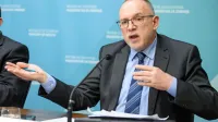 Primorec Marjan Pintar je zasedel položaj  državnega sekretarja v 
ministrstvu za zdravje. Zanika, da je med možnimi kandidati za  
novega ministra.