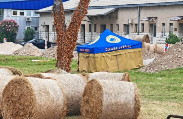 Včeraj so k letalski bombi pripeljali prve bale sena. 