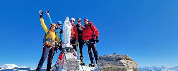 Na drugem najvišjem evropskem vrhu - Sašo Ožbolt je prvi z 
desne.