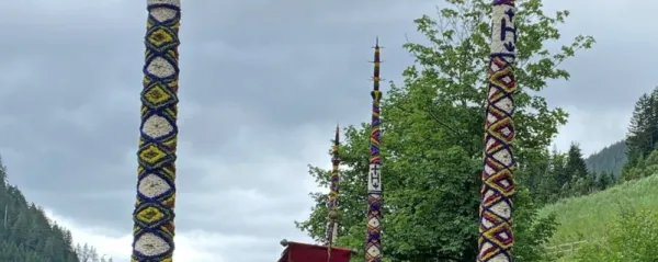 Zahvalne štange v procesiji v vasi Zederhaus nosijo neporočeni 
mladeniči.