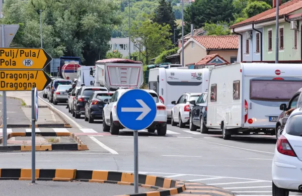 Z gradnjo  podvoza pod krožiščem pri Mercatorju nameravajo na 
drugem odseku sedanje ceste do Dragonje  ločiti tranzitni promet 
od lokalnega. 
