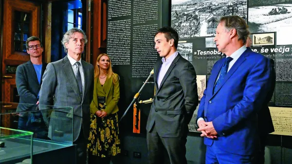 Predsednik vlade Robert Golob je novembra lani v družbi z 
ministrom, pristojnim za visoko šolstvo Igorjem Papičem, v stavbi 
Nuka javno naznanil, da bo vlada zgradila 105 milijonov evrov 
vredni NUK 2.