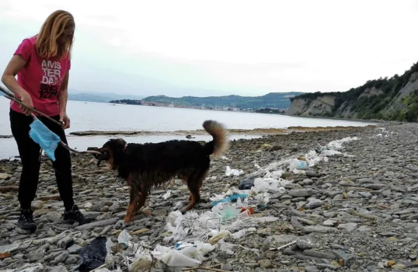 Plastični odpadki prevladujejo tudi v Mesečevem zalivu. 