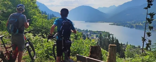 Kolesarjenje po severni strani jezera ponuja lepe razglede nanj.