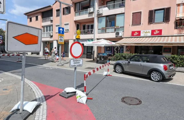 Na Vojkovem nabrežju bo do 30. julija veljala popolna zapora 
prometa, a stanovalci in dostavljalci imajo pravico, da zapeljejo po 
pločniku. 