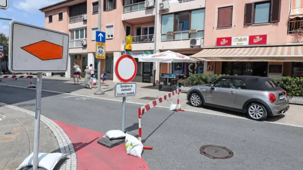Na Vojkovem nabrežju bo do 30. julija veljala popolna zapora 
prometa, a stanovalci in dostavljalci imajo pravico, da zapeljejo po 
pločniku. 