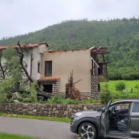 V Čepovanu je odkrivalo strehe.