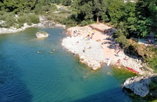 Pene v reki Soči v Desklah ne vsebujejo nevarnih snovi, so pokazale 
analize. Si pa občina želi najti  izvor penjenja.  