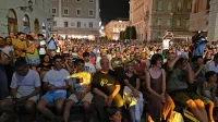 Verdijev trg sredi  Trsta je pokal po šivih,  obiskovalci so se kmalu sprostili in  nastopajoče glasbenike ob 
koncu koncerta nagradili s stoječimi ovacijami.