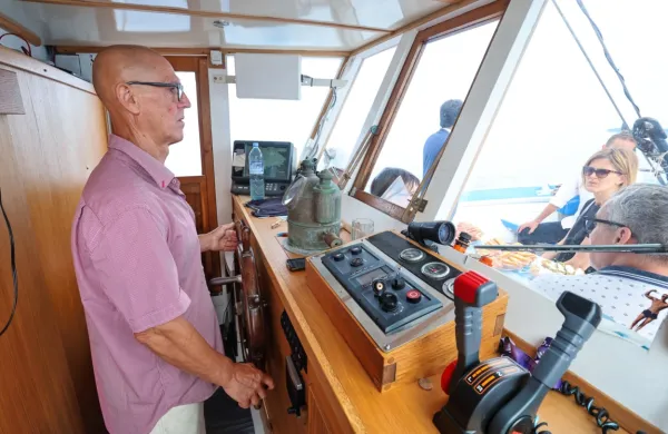 Nevihta je na morju ujela tudi barko Zlatoperka na čelu s  
kapitanom Sandijem Radolovičem.