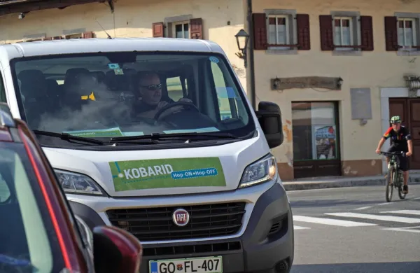 Kombiji dnevno vozijo po štirih stalnih povezavah. 