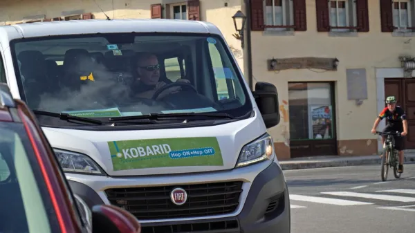 Kombiji dnevno vozijo po štirih stalnih povezavah. 