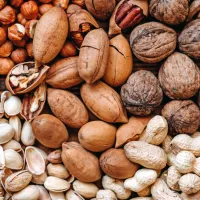 Od rastlinskih živil med odlične vire beljakovin uvrščamo predvsem stročnice in oreške (na fotografiji).