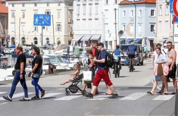 Čez poletje imajo pešci in kolesarji v Piranu prednost pred avtomobili.  