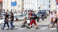 Čez poletje imajo pešci in kolesarji v Piranu prednost pred avtomobili.  