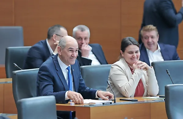 Prvak SDS Janez Janša spet meni, da prihaja odločilna bitka za 
prihodnost generacij. 