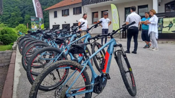 Električna kolesa, po katerih je bilo med pandemijo največje 
povpraševanje, so danes na voljo po znižanih cenah. 