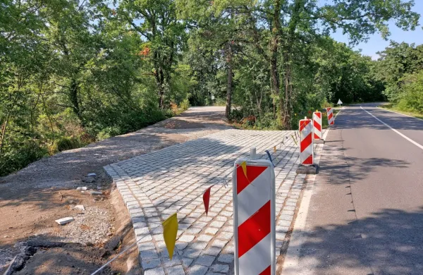 Cesta Marije Terezije je že dobila preplastitev s protiprašno 
prevleko.