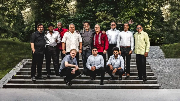 V skupini samih vrhunskih  glasbenih mojstrov, sodelujejo tudi 
trije z grammyji nagrajeni kubanski glasbeniki.