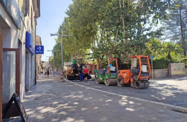 Na Vojkovem nabrežju gladijo na mnogih mestih udrto cestišče.