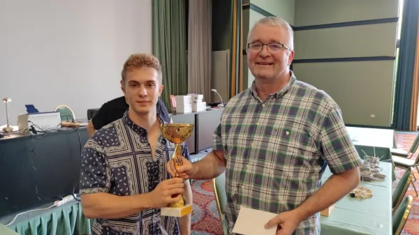 Dragiši Blagojeviću je zmagovalni pokal izročil mladi direktor 
turnirja Giovanni Marchesich.