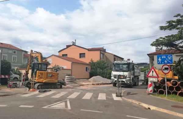 Čeprav je v Regentovi ulici videti  deset  do 15 delavcev  po deset ur na dan, se dela vseeno vlečejo. 