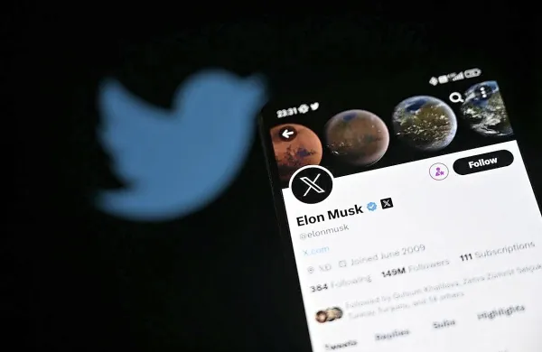 Twitterjevo modro ptičjo silhueto je nadomestil velik bel stiliziran  
X na črni podlagi.