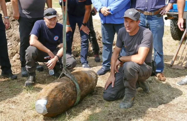 Benjamin Kreševec (levo) in Aljaž Leban sta v nedeljo v manj kot 
eni uri onesposobila angleško letalsko bombo, ki je v Novi Gorici 
78 let ležala meter pod zemljo.