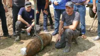 Benjamin Kreševec (levo) in Aljaž Leban sta v nedeljo v manj kot 
eni uri onesposobila angleško letalsko bombo, ki je v Novi Gorici 
78 let ležala meter pod zemljo.