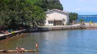 Tik ob morju in ob meji z Italijo propada eden od objektov, ki je v 
lasti notranjega ministrstva oziroma države. 