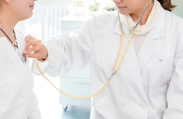 Mlade zdravnike, specialiste družinske medicine, pediatre, ginekologe ter  medicinske sestre moramo nujno  obdržati in jim 
omogočiti boljše pogoje za delo ter primerno plačati, poudarjajo 
člani strateškega sveta, ki so oblikovali nabor ukrepov za izboljšanje osnovnega zdravstva. 