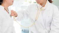 Mlade zdravnike, specialiste družinske medicine, pediatre, ginekologe ter  medicinske sestre moramo nujno  obdržati in jim 
omogočiti boljše pogoje za delo ter primerno plačati, poudarjajo 
člani strateškega sveta, ki so oblikovali nabor ukrepov za izboljšanje osnovnega zdravstva. 
