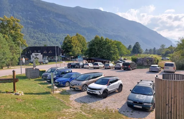 Zgradili bodo parkirišče in obsežno igrišče, hkrati pa vstopno 
mesto do Soče.  