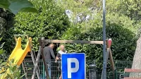 Tako je stanovalka v Olmu ujela skupino moških, ki naj bi v 
grmičevju tik ob otroškem igrišču preprodajali mamila.
