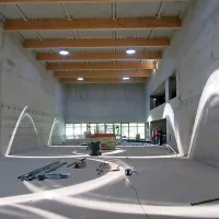 V dvorani so začeli urejati notranjost. 