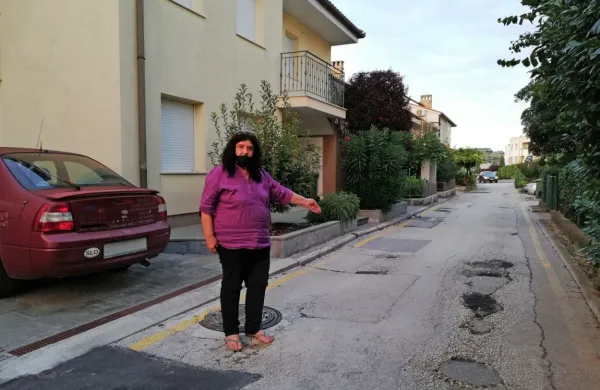 Regentova ulica pred rekonstrukcijo. Da je lukenj za varno vožnjo 
preveč, je v imenu stanovalcev v preteklosti   opozarjala Diana Peloza.   