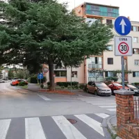  Krajani so občini v preteklosti  predlagali, naj   odstrani znak, ki določa  
obvezno smer. Zavijanje v desno, v Veluščkovo ulico, ni dovoljeno.   