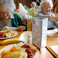 V domovih bi zdravila in hrano lahko delili roboti
