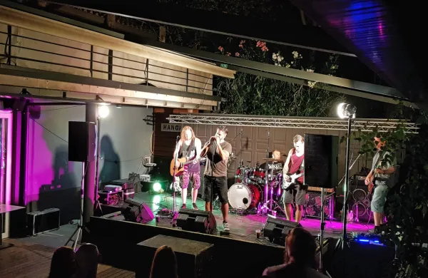 Hangar bar minulo soboto, ko so nastopili TEN Project (Tribute to 
Pearl Jam) ...   