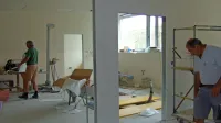 V pritličju z zadnje strani stavbe pospešeno končujejo urejanje 
novih prostorov za patologijo z obducirnico. 
